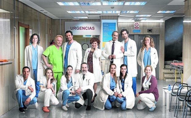 Los protagonistas de la serie, en el hospital madrileño donde se desarrolla. 