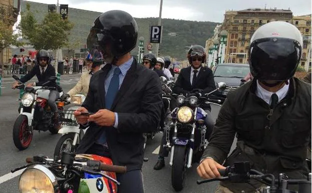 solidaridad en moto con y corbata El Diario Vasco