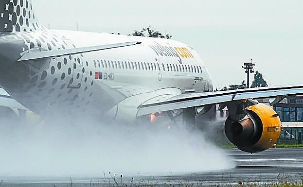 Un A-319 aterriza con lluvia en Hondarribia. 