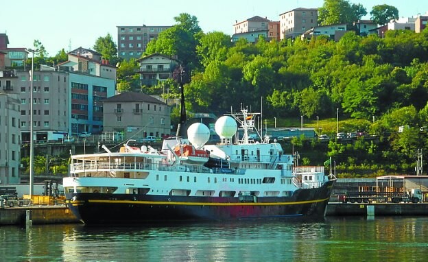 El crucero de lujo 'Serenissima' ya está en Pasaia. 