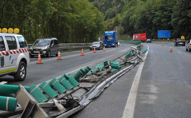 El vuelco de un camion en Arama provoca retenciones en la N-I