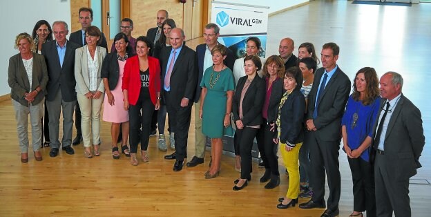 La consejera Arantxa Tapia y el diputado general Markel Olano presidieron la presentación de Viralgen, acompañados de directivos y trabajadores.
