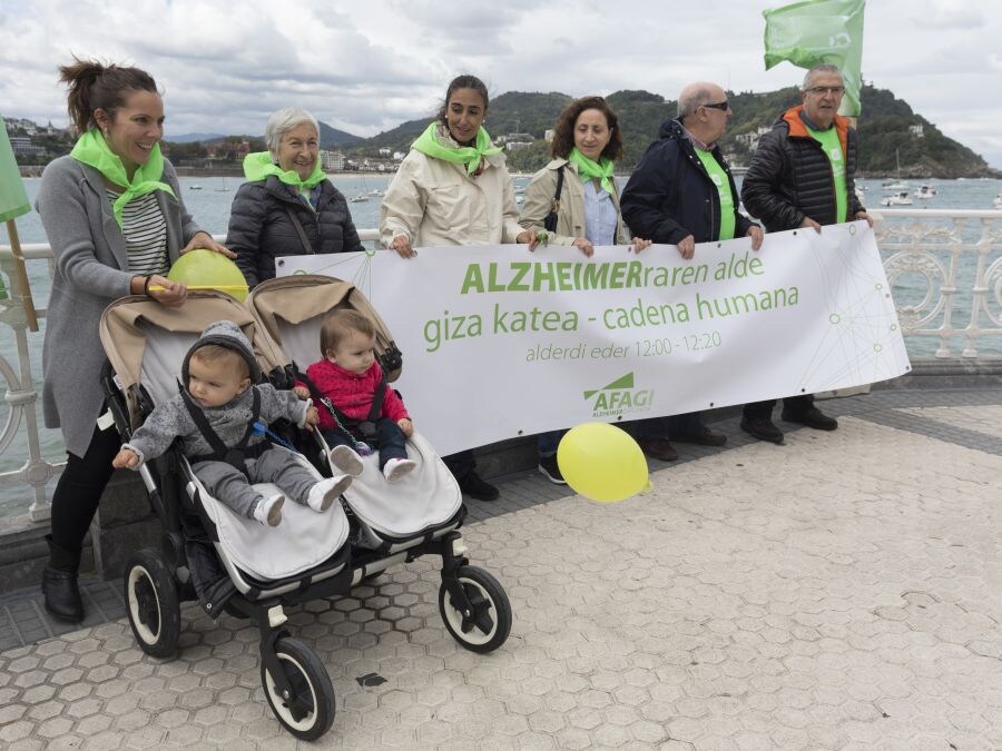 El Paseo de la Concha acoge una cadena solidaria en favor de la lucha contra el Alzheimer. 