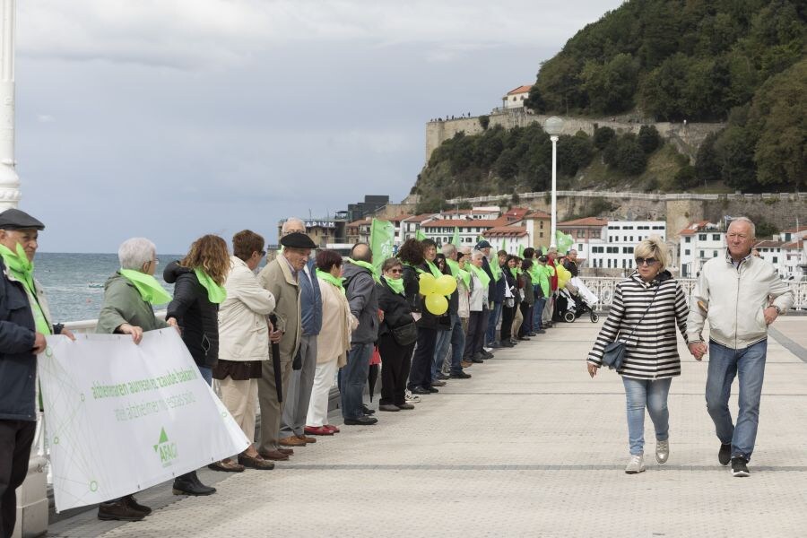 El Paseo de la Concha acoge una cadena solidaria en favor de la lucha contra el Alzheimer. 