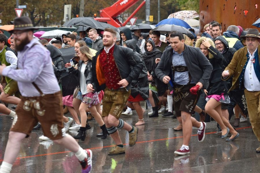 Munich abre las puertas del 'Oktoberfest', el festival de la cerveza que se celebra anualmente en la ciudad alemana. Como en otras ocasiones, el alcalde de la ciudad es el encargado de inaugurar el festival abriendo el primer barril de cerveza del día. Cientos de asistentes muestran su fidelidad al evento y acuden, aunque el tiempo no acompañe, al festival.
