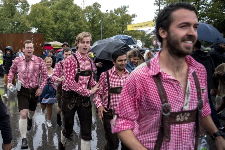 Munich abre las puertas del 'Oktoberfest', el festival de la cerveza que se celebra anualmente en la ciudad alemana. Como en otras ocasiones, el alcalde de la ciudad es el encargado de inaugurar el festival abriendo el primer barril de cerveza del día. Cientos de asistentes muestran su fidelidad al evento y acuden, aunque el tiempo no acompañe, al festival.
