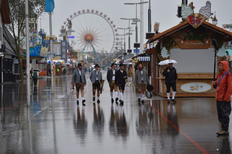 Munich abre las puertas del 'Oktoberfest', el festival de la cerveza que se celebra anualmente en la ciudad alemana. Como en otras ocasiones, el alcalde de la ciudad es el encargado de inaugurar el festival abriendo el primer barril de cerveza del día. Cientos de asistentes muestran su fidelidad al evento y acuden, aunque el tiempo no acompañe, al festival.