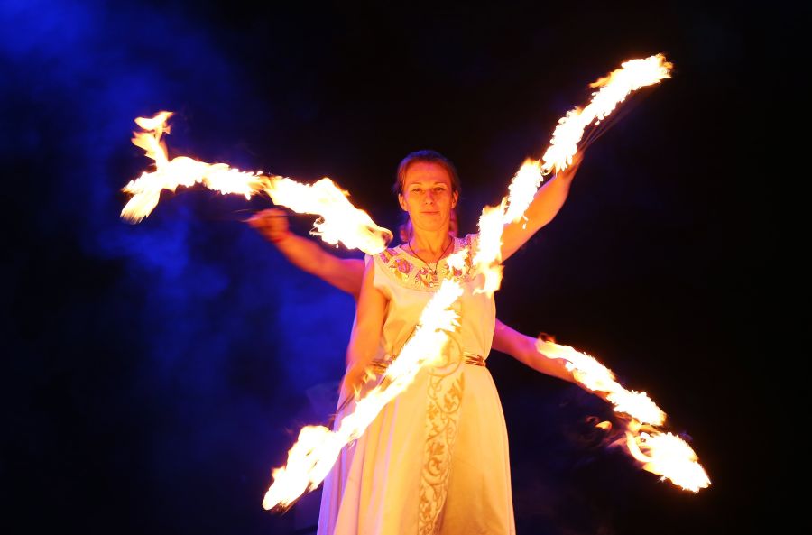 En Minsk, Bielorrusia, se celebra el festival de fuego 'MIFF 2017', en el que diferentes grupos de artistas internacionales de Bielorrusia, Ucrania, Rusia, Polonia, Francia e Italia, deslumbran a los asistentes jugando con fuego. 