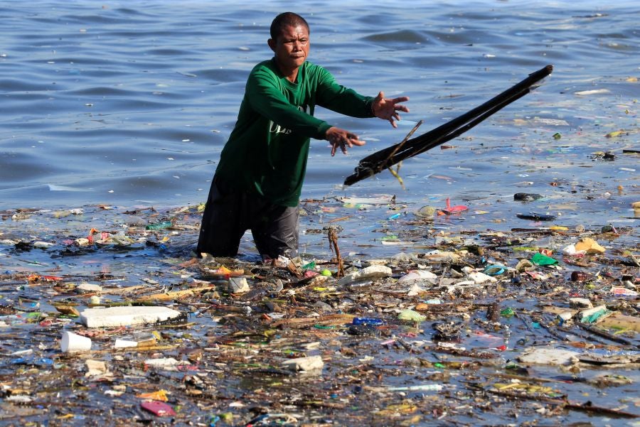 En Manila, Filipinas, se celebra, cada tercer sábado de septiembre, el Día Internacional de la limpieza de las costas. En esta ocasión más de 100 países de todo el mundo se han unido a la celebración y limpian las costas bajo el lema 'El poder unido de las personas puede luchar contra la basura del océano'. 