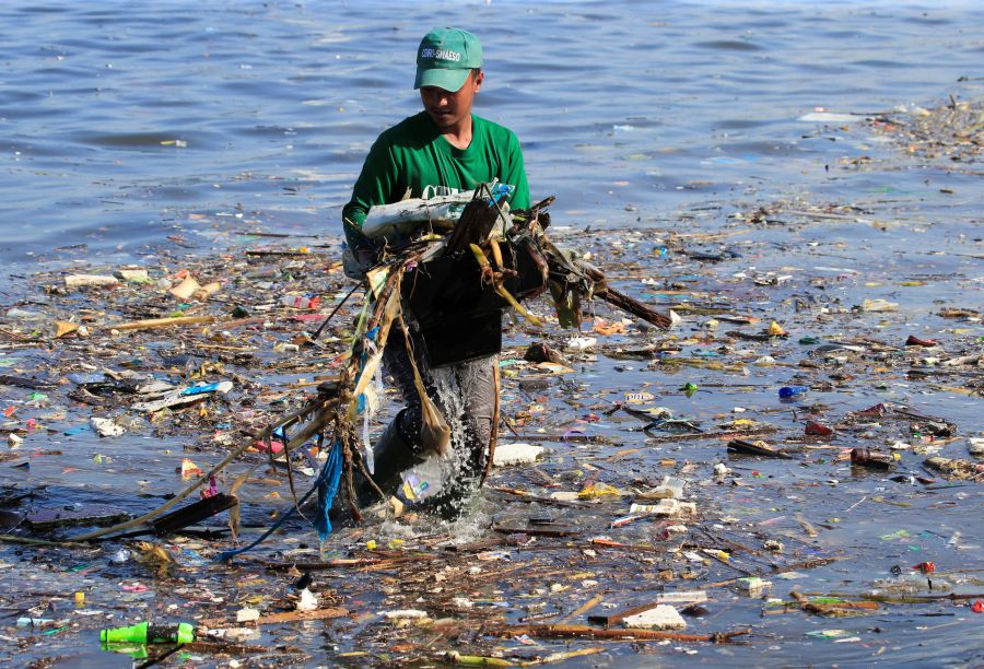 En Manila, Filipinas, se celebra, cada tercer sábado de septiembre, el Día Internacional de la limpieza de las costas. En esta ocasión más de 100 países de todo el mundo se han unido a la celebración y limpian las costas bajo el lema 'El poder unido de las personas puede luchar contra la basura del océano'. 