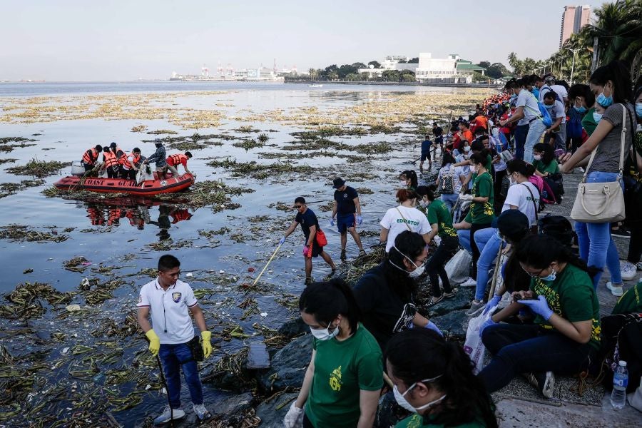 En Manila, Filipinas, se celebra, cada tercer sábado de septiembre, el Día Internacional de la limpieza de las costas. En esta ocasión más de 100 países de todo el mundo se han unido a la celebración y limpian las costas bajo el lema 'El poder unido de las personas puede luchar contra la basura del océano'. 