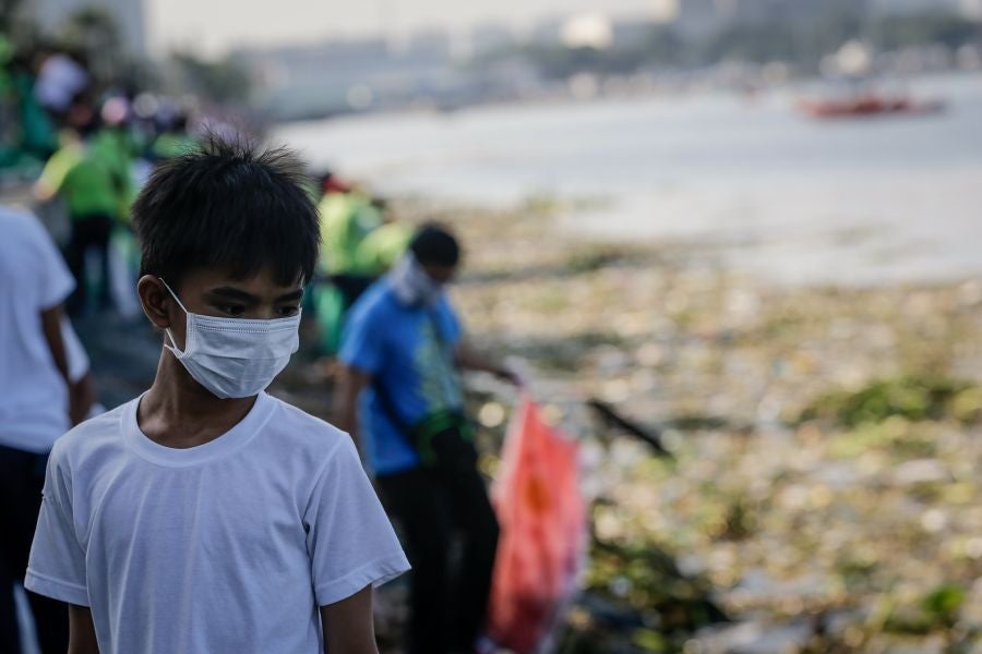 En Manila, Filipinas, se celebra, cada tercer sábado de septiembre, el Día Internacional de la limpieza de las costas. En esta ocasión más de 100 países de todo el mundo se han unido a la celebración y limpian las costas bajo el lema 'El poder unido de las personas puede luchar contra la basura del océano'. 