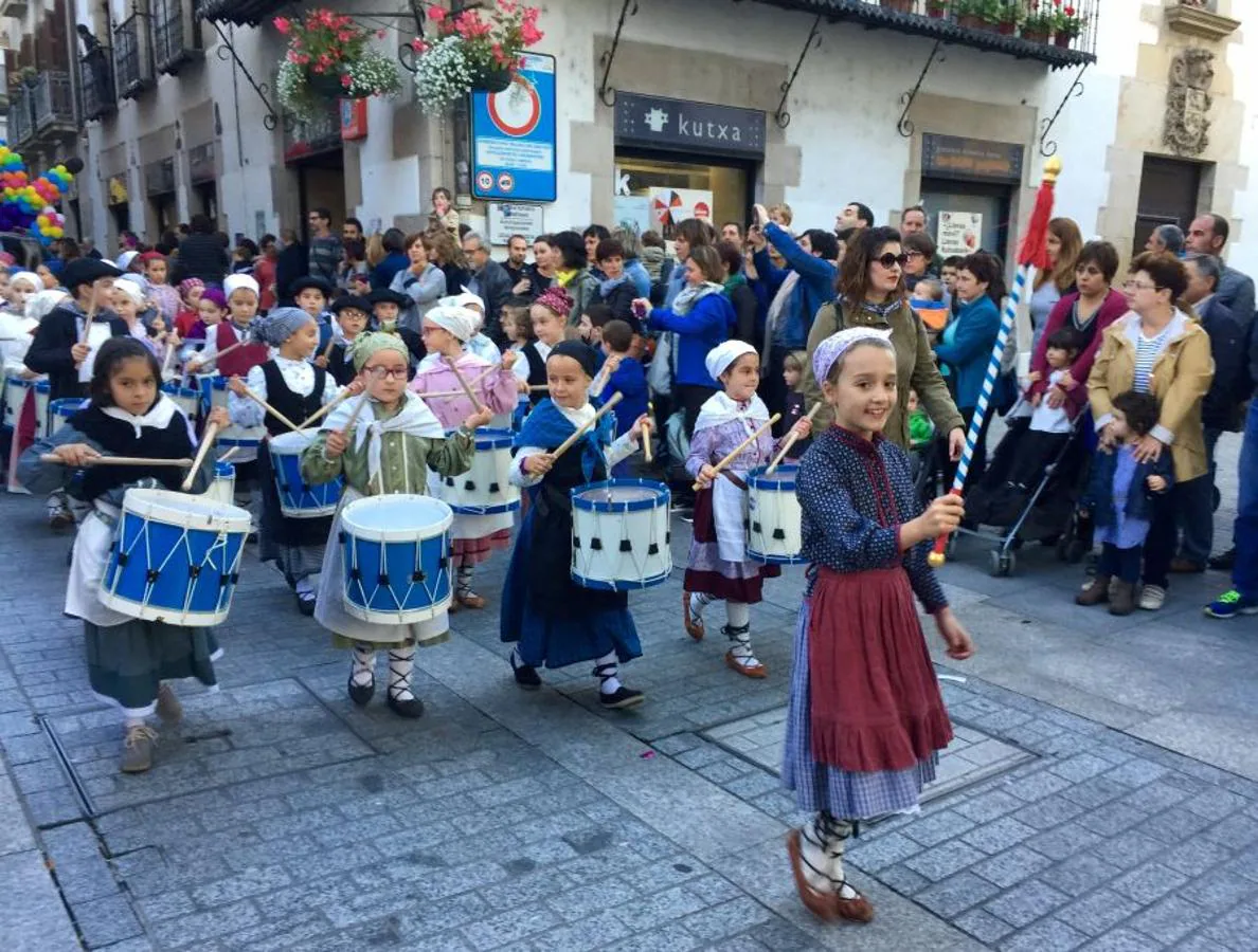 Preocupaba la inestabilidad meteorológica, pero al final la lluvia no aguó ayer la tamborrada infantil y 230 niños y niñas desfilaron su ilusión por las calles.