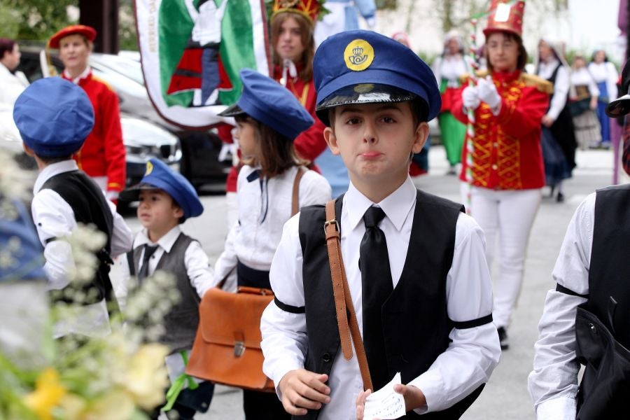 Lezo se ha despedido de las fiestas locales, los Santacruces, con un desfile de Iñudes y artzainas desde Lopene hasta el centro de la localidad. 