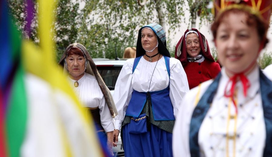 Lezo se ha despedido de las fiestas locales, los Santacruces, con un desfile de Iñudes y artzainas desde Lopene hasta el centro de la localidad. 