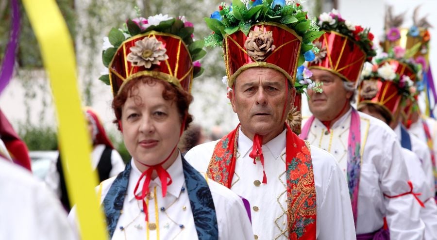 Lezo se ha despedido de las fiestas locales, los Santacruces, con un desfile de Iñudes y artzainas desde Lopene hasta el centro de la localidad. 