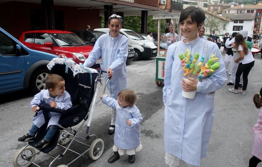 Lezo se ha despedido de las fiestas locales, los Santacruces, con un desfile de Iñudes y artzainas desde Lopene hasta el centro de la localidad. 