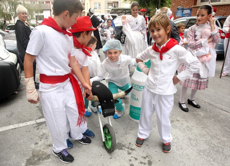 Lezo se ha despedido de las fiestas locales, los Santacruces, con un desfile de Iñudes y artzainas desde Lopene hasta el centro de la localidad. 