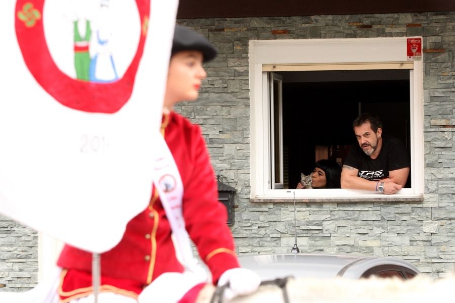 Lezo se ha despedido de las fiestas locales, los Santacruces, con un desfile de Iñudes y artzainas desde Lopene hasta el centro de la localidad. 