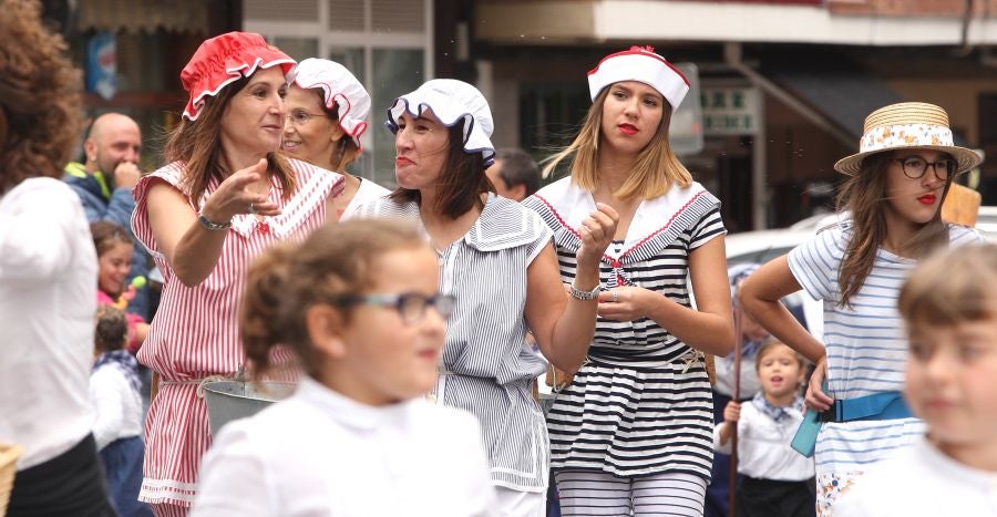 Lezo se ha despedido de las fiestas locales, los Santacruces, con un desfile de Iñudes y artzainas desde Lopene hasta el centro de la localidad. 