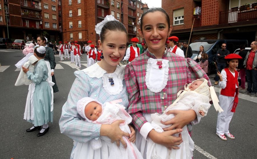 Lezo se ha despedido de las fiestas locales, los Santacruces, con un desfile de Iñudes y artzainas desde Lopene hasta el centro de la localidad. 