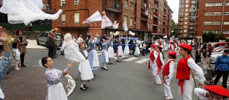 Lezo se ha despedido de las fiestas locales, los Santacruces, con un desfile de Iñudes y artzainas desde Lopene hasta el centro de la localidad. 