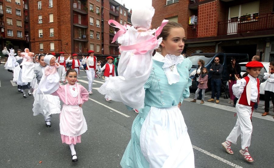 Lezo se ha despedido de las fiestas locales, los Santacruces, con un desfile de Iñudes y artzainas desde Lopene hasta el centro de la localidad. 