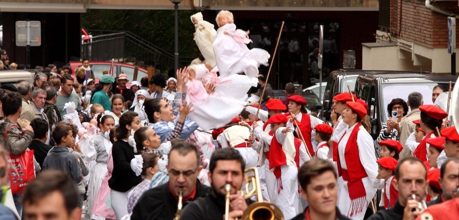 Lezo se ha despedido de las fiestas locales, los Santacruces, con un desfile de Iñudes y artzainas desde Lopene hasta el centro de la localidad. 