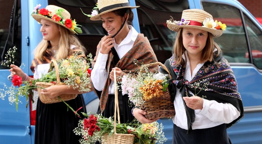 Lezo se ha despedido de las fiestas locales, los Santacruces, con un desfile de Iñudes y artzainas desde Lopene hasta el centro de la localidad. 