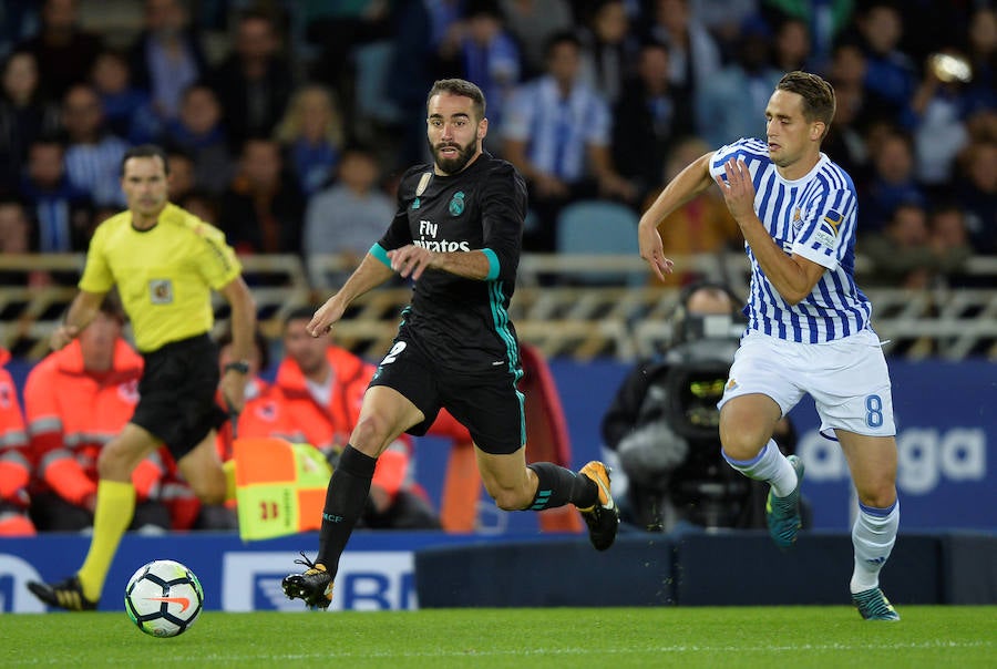 Duelo de emoción en Anoeta durante el partido entre la Real Sociedad y el Real Madrid