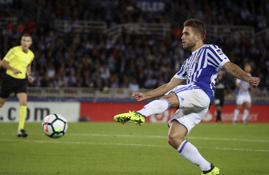 Duelo de emoción en Anoeta durante el partido entre la Real Sociedad y el Real Madrid