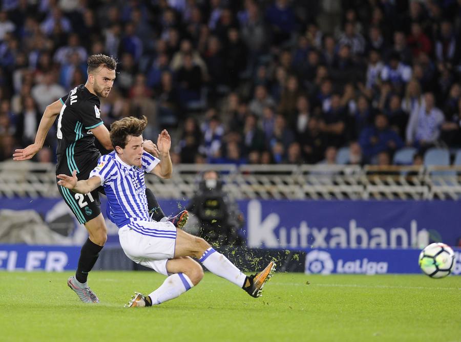 Duelo de emoción en Anoeta durante el partido entre la Real Sociedad y el Real Madrid