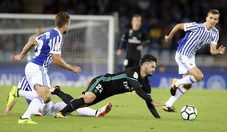Duelo de emoción en Anoeta durante el partido entre la Real Sociedad y el Real Madrid