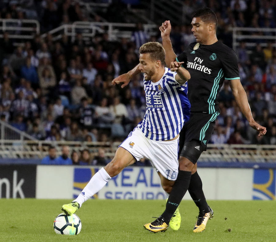 Duelo de emoción en Anoeta durante el partido entre la Real Sociedad y el Real Madrid