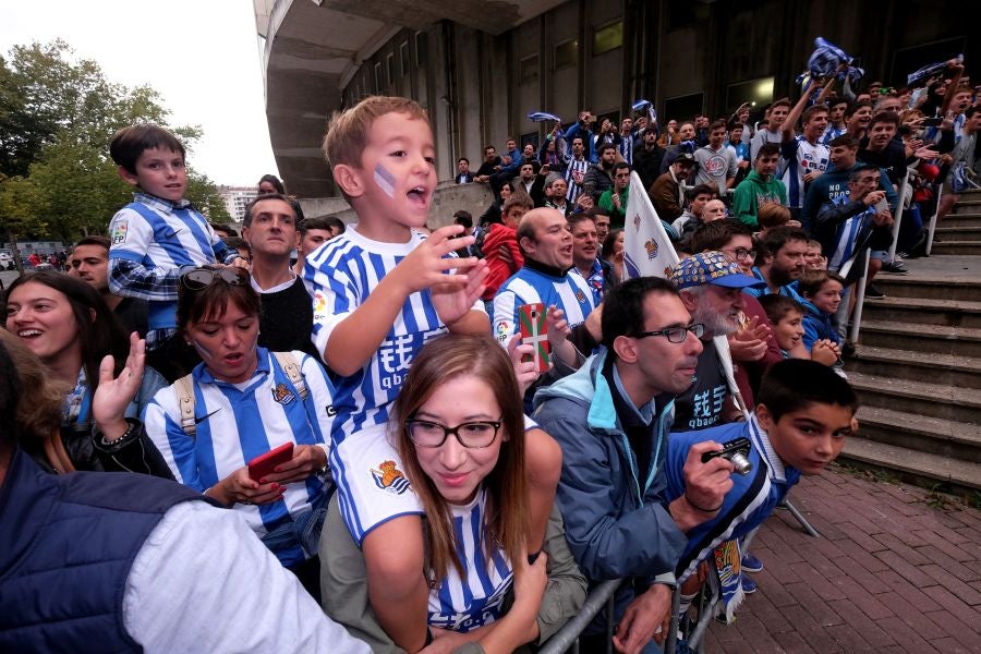 La Real está dispuesta a conseguir que Anoeta se convierta en una caldera en plena ebullición desde horas antes del inicio de cada encuentro. Desde primera hora de la mañana los más pequeños han disfrutado de torneos infantiles, de talleres y de música en directo en los aldeaños de Anoeta. Todo para que los aficionados pasen una noche inolvidable. Más tarde, aficionados de todas las edades han esperado a los jugadores a las puertas del estadio.