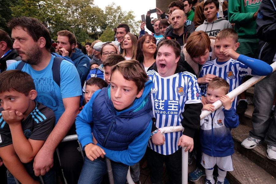 La Real está dispuesta a conseguir que Anoeta se convierta en una caldera en plena ebullición desde horas antes del inicio de cada encuentro. Desde primera hora de la mañana los más pequeños han disfrutado de torneos infantiles, de talleres y de música en directo en los aldeaños de Anoeta. Todo para que los aficionados pasen una noche inolvidable. Más tarde, aficionados de todas las edades han esperado a los jugadores a las puertas del estadio.