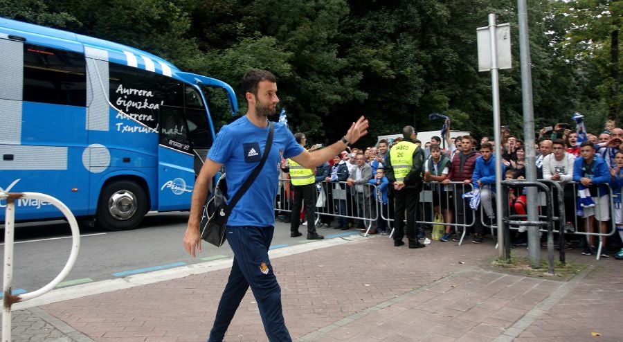 La Real está dispuesta a conseguir que Anoeta se convierta en una caldera en plena ebullición desde horas antes del inicio de cada encuentro. Desde primera hora de la mañana los más pequeños han disfrutado de torneos infantiles, de talleres y de música en directo en los aldeaños de Anoeta. Todo para que los aficionados pasen una noche inolvidable. Más tarde, aficionados de todas las edades han esperado a los jugadores a las puertas del estadio.