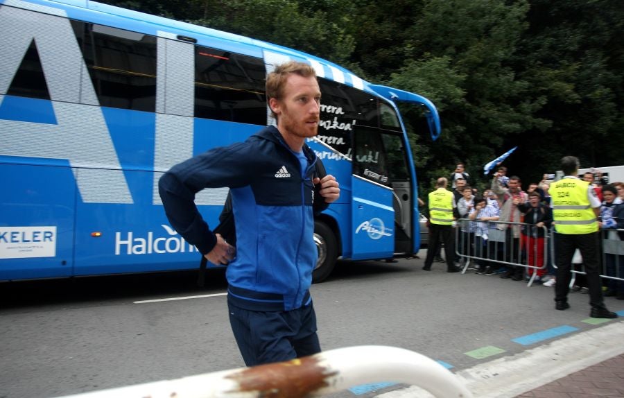 La Real está dispuesta a conseguir que Anoeta se convierta en una caldera en plena ebullición desde horas antes del inicio de cada encuentro. Desde primera hora de la mañana los más pequeños han disfrutado de torneos infantiles, de talleres y de música en directo en los aldeaños de Anoeta. Todo para que los aficionados pasen una noche inolvidable. Más tarde, aficionados de todas las edades han esperado a los jugadores a las puertas del estadio.