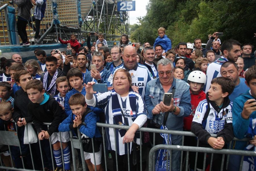 La Real está dispuesta a conseguir que Anoeta se convierta en una caldera en plena ebullición desde horas antes del inicio de cada encuentro. Desde primera hora de la mañana los más pequeños han disfrutado de torneos infantiles, de talleres y de música en directo en los aldeaños de Anoeta. Todo para que los aficionados pasen una noche inolvidable. Más tarde, aficionados de todas las edades han esperado a los jugadores a las puertas del estadio.