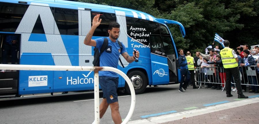La Real está dispuesta a conseguir que Anoeta se convierta en una caldera en plena ebullición desde horas antes del inicio de cada encuentro. Desde primera hora de la mañana los más pequeños han disfrutado de torneos infantiles, de talleres y de música en directo en los aldeaños de Anoeta. Todo para que los aficionados pasen una noche inolvidable. Más tarde, aficionados de todas las edades han esperado a los jugadores a las puertas del estadio.