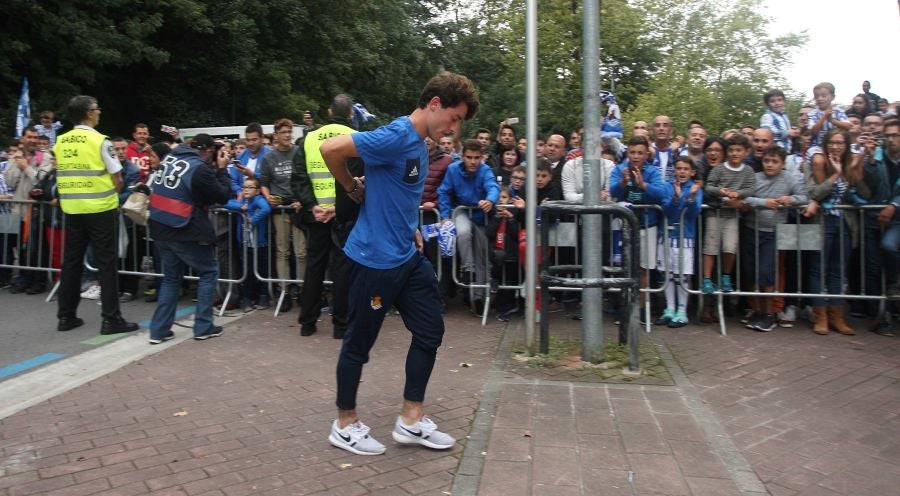 La Real está dispuesta a conseguir que Anoeta se convierta en una caldera en plena ebullición desde horas antes del inicio de cada encuentro. Desde primera hora de la mañana los más pequeños han disfrutado de torneos infantiles, de talleres y de música en directo en los aldeaños de Anoeta. Todo para que los aficionados pasen una noche inolvidable. Más tarde, aficionados de todas las edades han esperado a los jugadores a las puertas del estadio.