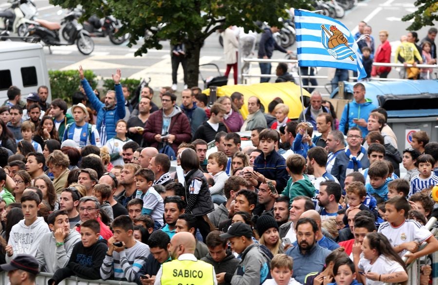La Real está dispuesta a conseguir que Anoeta se convierta en una caldera en plena ebullición desde horas antes del inicio de cada encuentro. Desde primera hora de la mañana los más pequeños han disfrutado de torneos infantiles, de talleres y de música en directo en los aldeaños de Anoeta. Todo para que los aficionados pasen una noche inolvidable. Más tarde, aficionados de todas las edades han esperado a los jugadores a las puertas del estadio.