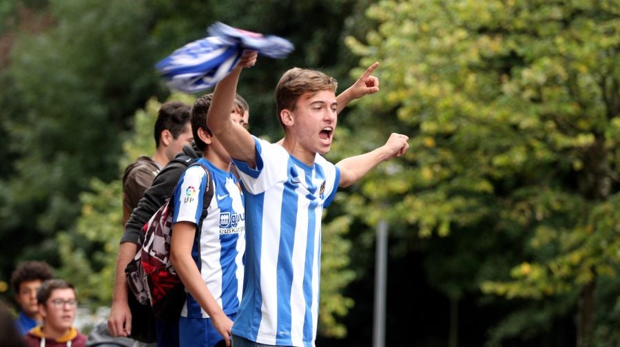 La Real está dispuesta a conseguir que Anoeta se convierta en una caldera en plena ebullición desde horas antes del inicio de cada encuentro. Desde primera hora de la mañana los más pequeños han disfrutado de torneos infantiles, de talleres y de música en directo en los aldeaños de Anoeta. Todo para que los aficionados pasen una noche inolvidable. Más tarde, aficionados de todas las edades han esperado a los jugadores a las puertas del estadio.