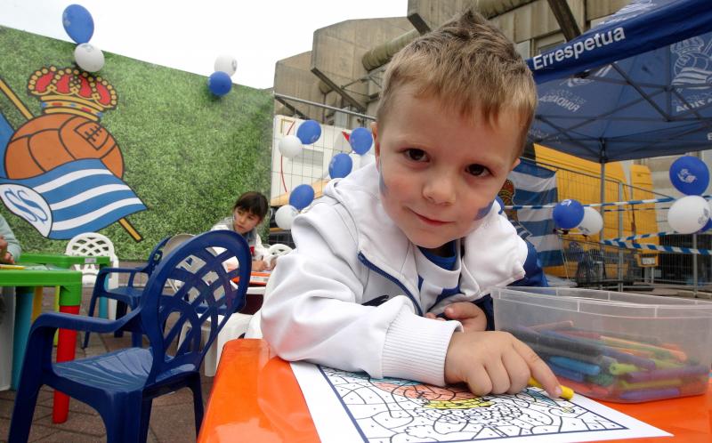 La Real está dispuesta a conseguir que Anoeta se convierta en una caldera en plena ebullición desde horas antes del inicio de cada encuentro. Desde primera hora de la mañana los más pequeños han disfrutado de torneos infantiles, de talleres y de música en directo en los aldeaños de Anoeta. Todo para que los aficionados pasen una noche inolvidable. 