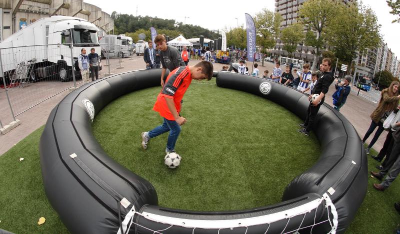 La Real está dispuesta a conseguir que Anoeta se convierta en una caldera en plena ebullición desde horas antes del inicio de cada encuentro. Desde primera hora de la mañana los más pequeños han disfrutado de torneos infantiles, de talleres y de música en directo en los aldeaños de Anoeta. Todo para que los aficionados pasen una noche inolvidable. 