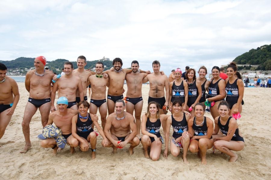 Se ha celebrado la quinta edición de 'Empresas que se mojan', una travesía a nado de un kilómetro que tiene lugar en la playa de la Concha.