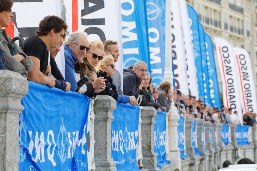 Se ha celebrado la quinta edición de 'Empresas que se mojan', una travesía a nado de un kilómetro que tiene lugar en la playa de la Concha.