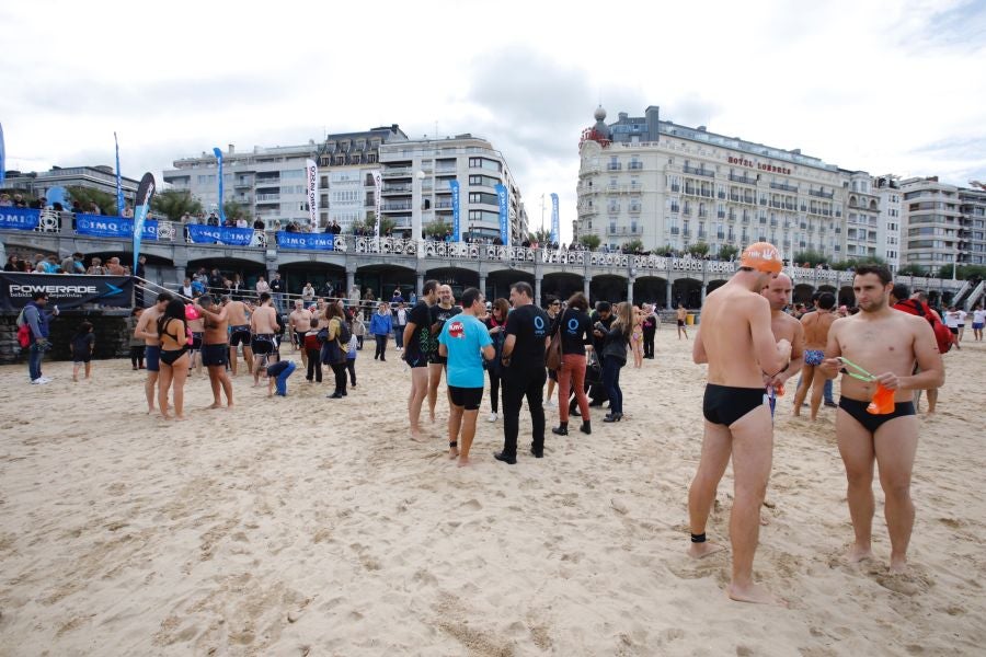 Se ha celebrado la quinta edición de 'Empresas que se mojan', una travesía a nado de un kilómetro que tiene lugar en la playa de la Concha.