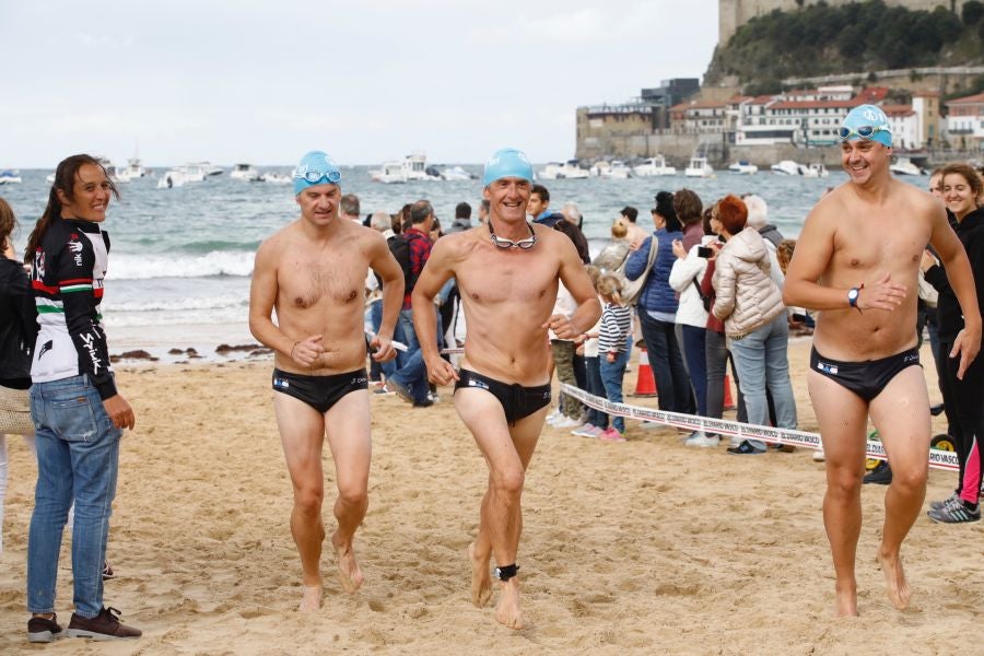 Se ha celebrado la quinta edición de 'Empresas que se mojan', una travesía a nado de un kilómetro que tiene lugar en la playa de la Concha.
