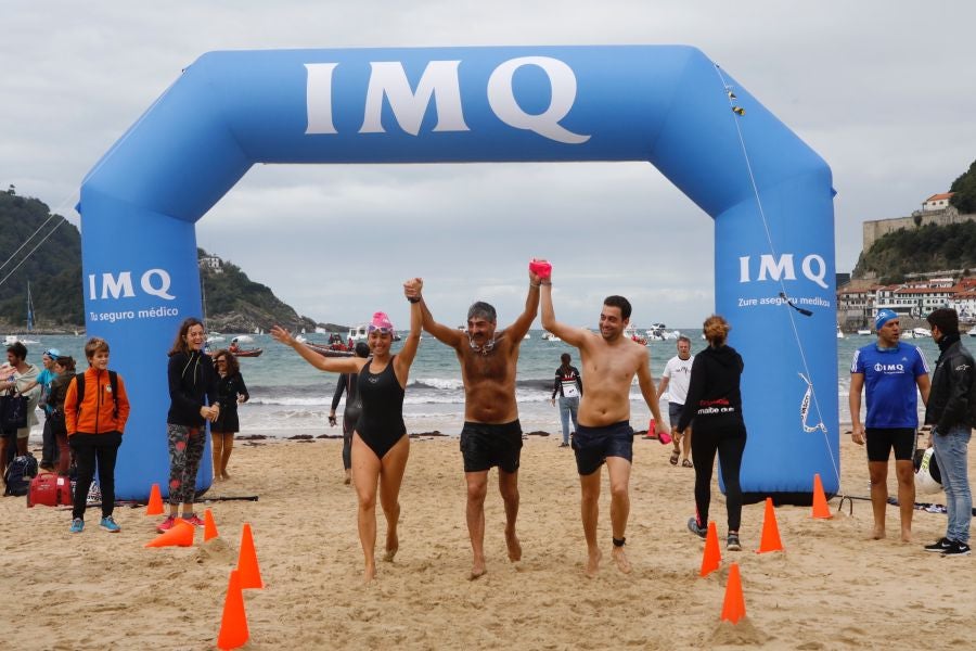 Se ha celebrado la quinta edición de 'Empresas que se mojan', una travesía a nado de un kilómetro que tiene lugar en la playa de la Concha.